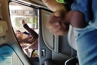 Az érzések áradatából kemény családi szexvideo szex jön a hóban.