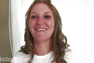 Egy fiatal lány szemüveges maszturbál és a szájába veszi. csaladiporno