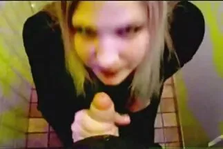 Egy szigorú szuka csaladiporno ostorral csapja a szukákat a fenekére.