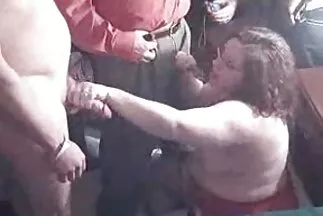 A apa lánya pornovideok hím egy szexjátékkal szúrta ki kedvese lyukát.