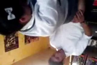 A feleség magához hívta szeretőjét, miközben családi pornó filmek a férje nem volt otthon.