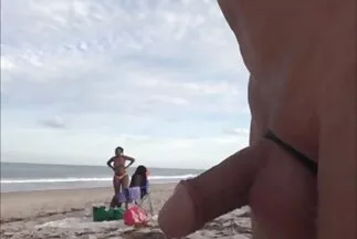 Egy amatőr családi sex fiatal orvos ellenőrzi a sapkáját.