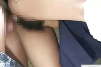 A fiú a kezével családi erotika és a péniszével baszik egy fiatal lányt.