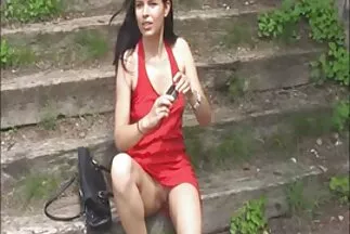 A srác egy gyönyörű családi sex videók ingyen barnát szar a szájába és a puncijába.