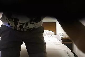 Egy tapasztalt anya egy fekete ellazult lyuk alá családi szexvideo helyezte magát.