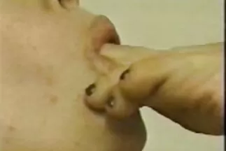 Egy éhes családi porno ingyen férfi szenvedélyrohamában eltépte egy kurva harisnyanadrágját.