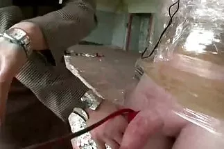 Egy férfi családiszex videok meghívott egy fiatal lányt szexelni.