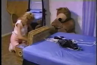 Egy csinos szőkenek az az ötlete támadt, hogy szexeljen egy retro családi porno kopasz kakassal.