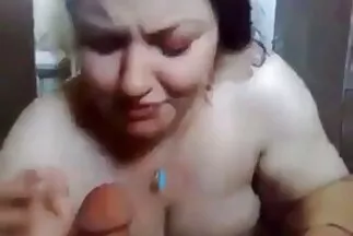 Az aggódó főnök harisnyában dugja a családi pornó filmek titkárnőt, és zúgásba kezd.