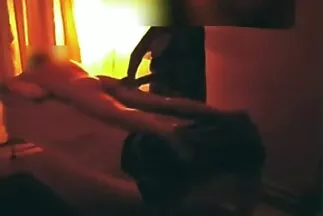 Egy karcsú szemtelen lány csaladi szexvideok elegánsan felnyergelte párja hímtagját.