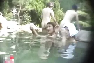 A kövér csaladi sex video férfi szopott egy fiatal lányt az ágyon.