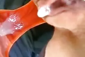 A csaj széttárta csaladi porno ingyen a hüvelyét és beledugta az ujjait.