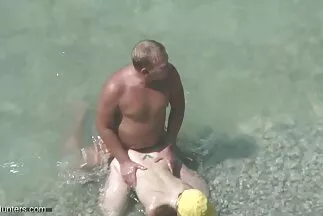 Egy ingyen családi pornó elegáns lány megadta magát egy sapkás srácnak.