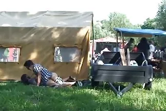 Megcsalás kéjes feleség csalás férfival az ágyban. retro családi porno