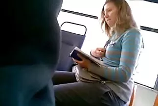 A vörös hajú szépség vibrátort helyezett a puncijába, és örömmel családi szexvideo végzett.