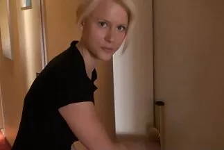 Egy magabiztos férfi egy csajt kalapál a puncijába. ingyen családi sex