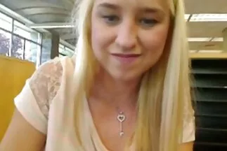 Szőke szuka lenyeli a hím csaladisexvideo hímtagját a hálószobában.