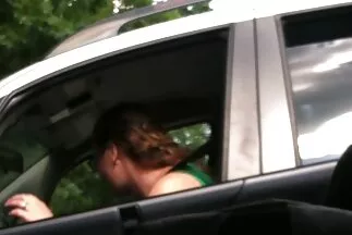 Magányos csaj új ingyencsaladiporno vibrátort próbál ki.