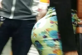 A családi szexvideo részeg barátnők lerángatják a punciját egy orgazmusért.
