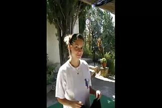 Egy lány maszturbációja a WC-ben orgazmussal végződik. családi sex videók ingyen