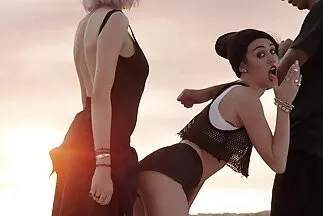 kanyargós szőke szexel az autóban a férjével. családisexvideo