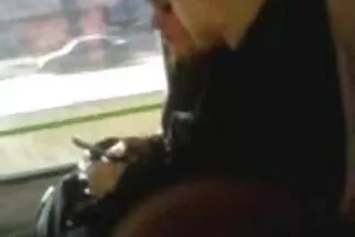 Dögös csaj fehérneműben van egy hüvelye egy furcsa családisex tárggyal.