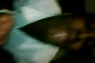 Mintha egy elbűvölő csaj nagyon ügyesen szúrna egy csaladi szexfilm vibrátort a lyukba.