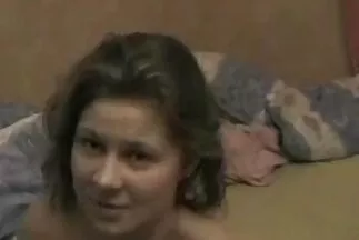 Csaj és férfi piszkálták egymást családi szexfilm az ágyon.