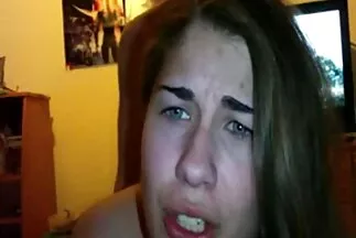 Cumshot a anya fia kúrás homlokán és az orrán egy szőke szőrű együgyű.