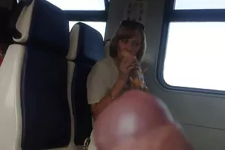 Tapasztalt fiatal hölgy, aki a családi pornó videó medence mellett finnyát húzott.
