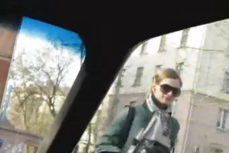 Fehér hajú csaj lenyelt egy elég nagy családi szexfilm kakast.