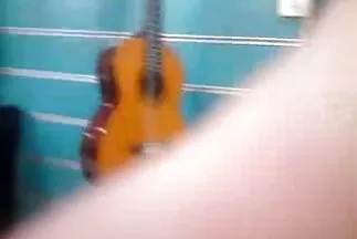 Egy telhetetlen harc dörömböl egy baráton perverz család a konyhában.