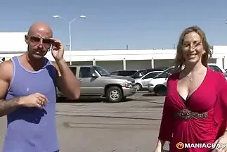 A csávó megdugja a lányt a parkban családiszexvideó a forró farkával.