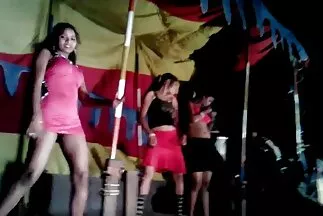 Egy aranyos fiatal csaladi szeksz lány ujjával a végbélnyílását simogatja.