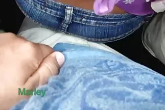 Egy fekete fűzős lány megbassza magát családisex egy vibrátorral.