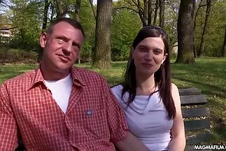 Mister családi porno ingyen aktívan sütögeti a szőkét a kanapén kunkuban.