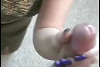 Rendes háziasszony kinyitotta a lábát ingyencsaladiporno és maszturbál puncit.