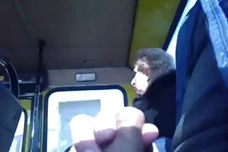 A szoknya tökéletesen beledugta a porno filmek családi hímtagot a bugyis lány nyércébe.
