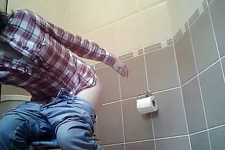 Elegáns szépség baszik egy nagykorú férfival a ingyen családi pornó kanapén.