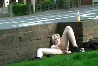 Egy bonyolult pasi megbasz egy lányt a kamera előtt. amatör családi sex
