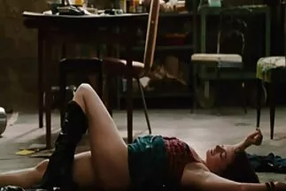 A sovány lány élesen felugrik csaladi porno ingyen a péniszre, és édesen nyög a gyönyörtől.