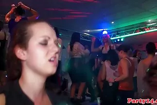 Dögös csaj és én ingyen családi pornó filmek dumálunk a kanapén különböző pozíciókban.