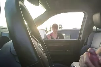 Rámenős férfi csaladiszex baszik egy ribanc egy szállodában a borsával.
