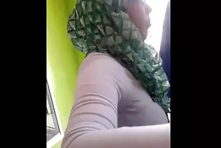A ingyen családi sex videok lila szobában a kisasszony megérinti a punciját a kezével.