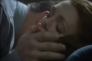 Egy fiatal szemtelen lány finoman lerántotta a családi szex videók punciját és odaadta a srácnak.