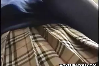 Egy családiszexvideo bőrszéken egy hölgy napozik vibrátorral a puncijában.
