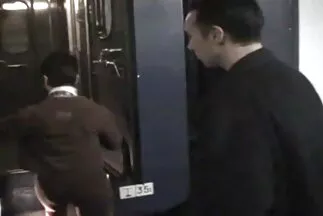 A kövér nő egy vibrátor segítségével családi szexfilm elégítette ki pináját.