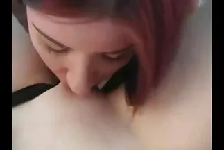 Az családi pornó videó étvágygerjesztő szőke elegáns rúdtáncot ad elő.